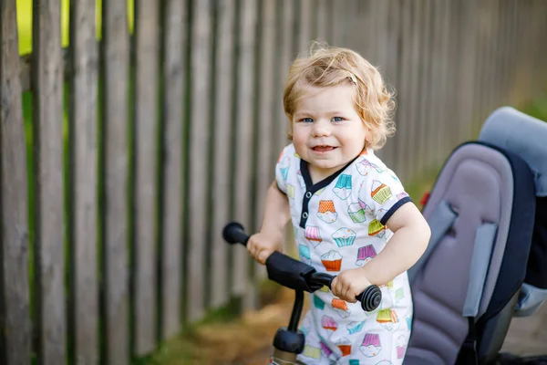 비스킷이나 자전거를 귀엽고 귀여운 날에는 아기가 부모님과 산책하러 갑니다 — 스톡 사진
