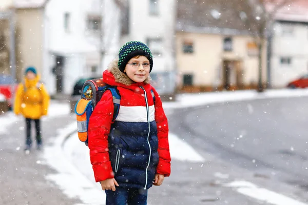 Der Kleine Schuljunge Der Grundschule Geht Bei Schneefall Zur Schule — Stockfoto