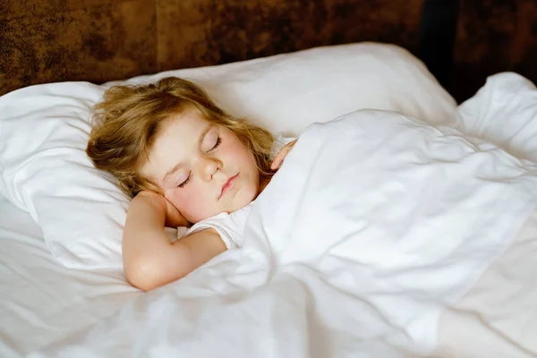 Χαριτωμένο Κοριτσάκι Που Κοιμάται Στο Κρεβάτι Αξιολάτρευτο Παιδί Που Ονειρεύεται — Φωτογραφία Αρχείου