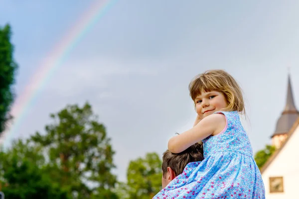 幼い未就学児は父親の肩に座っている 夏の雨の後に空に虹を観察する幸せな幼児の子供と男 幸せな家族 パパと娘よ 父の日 — ストック写真