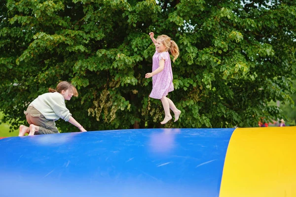 Uma Miúda Pré Escolar Saltar Trampolim Criança Engraçada Feliz Divertindo — Fotografia de Stock