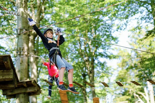 Двоє Дітей Лісовому Парку Діти Хлопчики Шоломі Піднімаються Високій Мотузці — стокове фото
