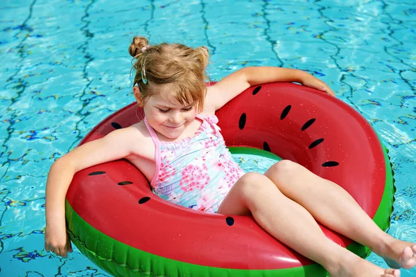 Счастливая Маленькая Девочка Играющая Цветным Надувным Кольцом Открытом Бассейне Солнечный — стоковое фото