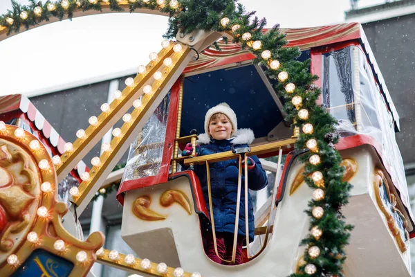 快乐可爱的学龄前女孩骑着摩天轮旋转木马在圣诞游乐场或市场上 在德国 小孩子在传统的家庭圣诞市场上玩得开心 — 图库照片