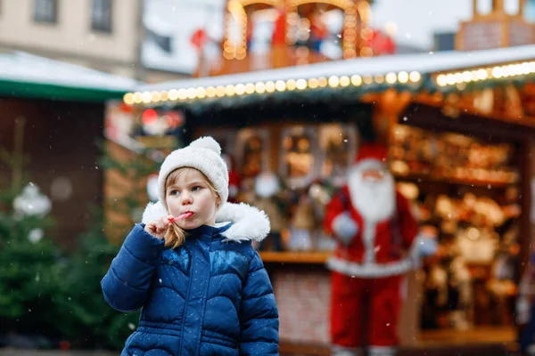 Malá Roztomilá Školačka Cukrovou Třtinou Sladkostí Stojí Vánočním Trhu Šťastné — Stock fotografie