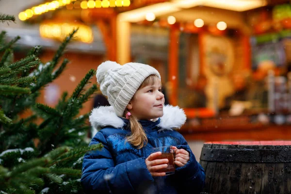 ドイツのクリスマスマーケットで熱い子供のパンチやチョコレートを飲む小さなかわいい就学前の女の子 ドイツの伝統的な家庭市場で幸せな子供 カラフルな冬の服で笑う男の子 — ストック写真