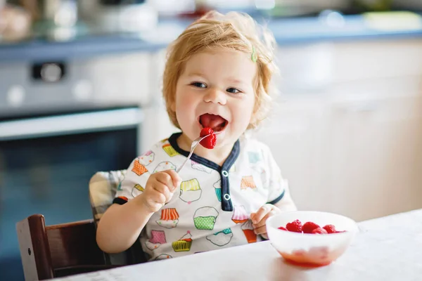 Niña Adorable Comer Cuchara Fresca Saludable Frambuesas Alimentos Niño Alimentación —  Fotos de Stock