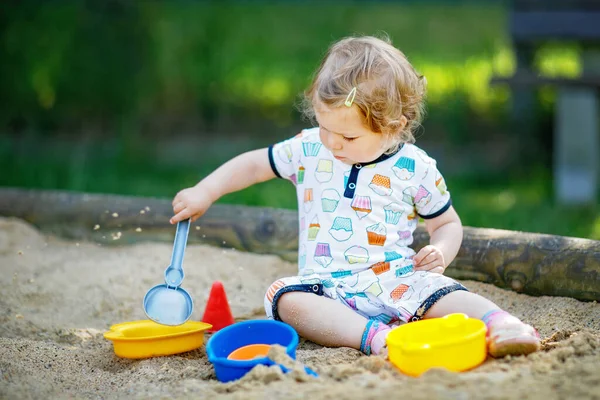 Симпатичная Малышка Играет Песке Открытой Площадке Младенец Летней Одежде Весело — стоковое фото