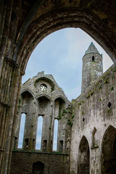 卡谢尔的岩石 国王爱尔兰城堡和圣帕克斯石碑 位于提帕拉里县卡谢尔的一个历史遗迹 爱尔兰 — 图库照片