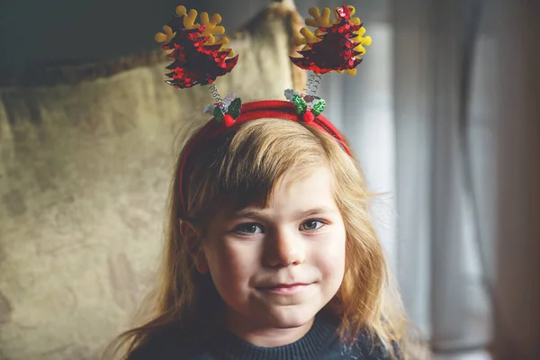 Portré Egy Kisiskolás Lányról Akinek Karácsonyfa Fejpánt Van Fején Boldog — Stock Fotó