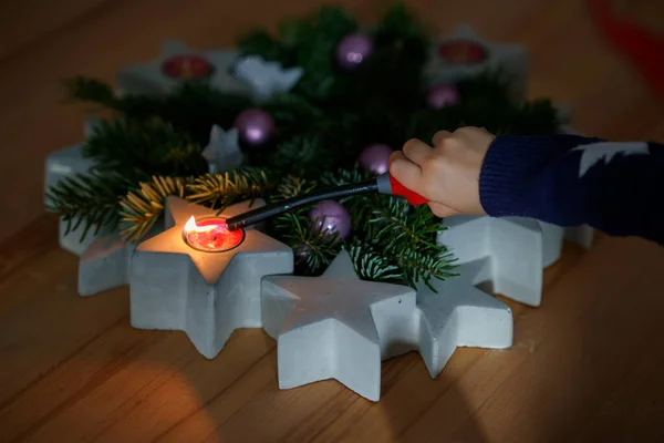 Рука Ребенка Зажигает Свечу Появлении Венка Канун Рождества Первого Пришествия — стоковое фото