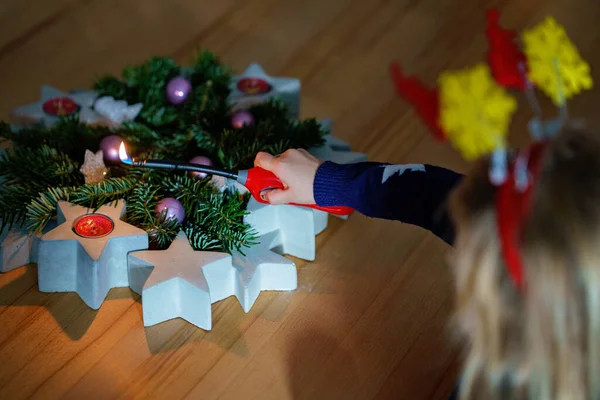 Mano Del Niño Encendiendo Una Vela Corona Adviento Víspera Navidad —  Fotos de Stock