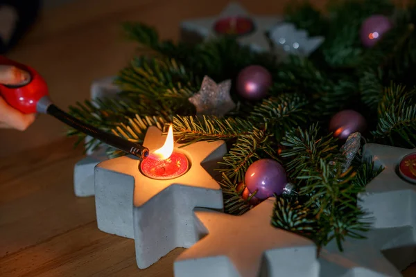 Hand Barn Tända Ett Ljus Adventskrans Julafton Eller Första Advent — Stockfoto