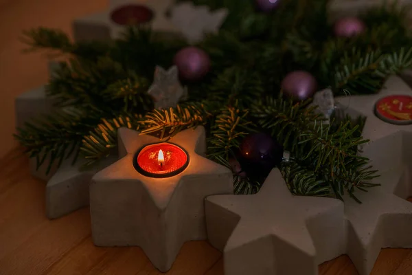 クリスマス イブや最初のアドベントのアドベンチャー リースのキャンドル ドイツの伝統的な花輪 ドイツの家族の休日 — ストック写真