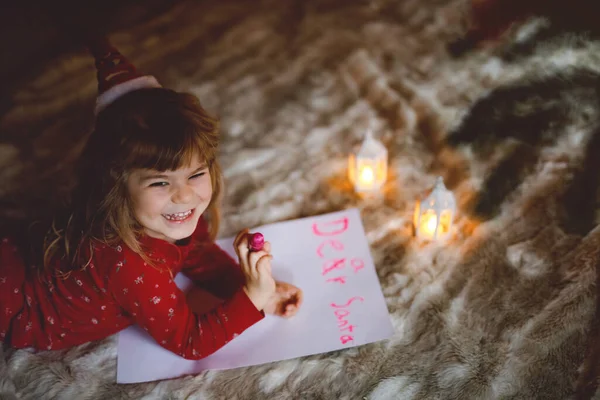 Pequeña Niña Linda Preescolar Pijama Bajo Árbol Navidad Escribir Carta — Foto de Stock