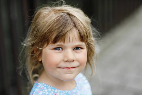 一个快乐微笑的小女孩在户外的画像 金发碧眼的小孩望着摄像机笑着 健康快乐的孩子喜欢户外活动和玩耍 — 图库照片