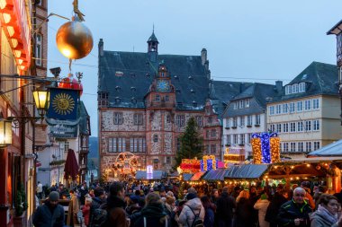 MARBURG, GERMANY - 4 Aralık 2022: Noel dekorasyonlu eski pazar yeri, mağazalı eski evler, restoranlar ve Noel pazarının ziyaretçileri. Geleneksel Noel pazarı.