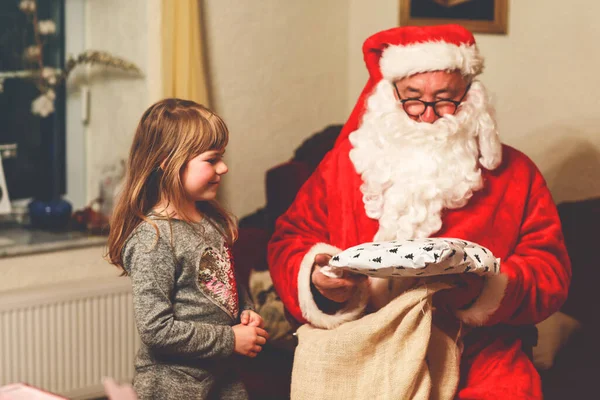 Niña Pequeña Hablando Con Santa Claus Llamada Nikolaus Weihnachtsmann Alemán — Foto de Stock