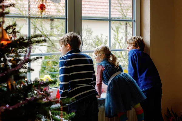 Tre Söta Barn Sitter Vid Fönstret Julafton Två Skolpojkar Och — Stockfoto