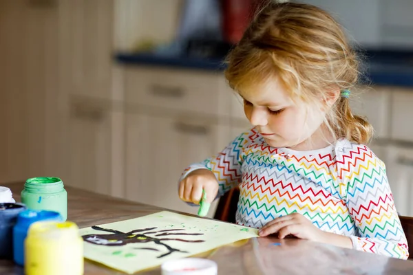 一个有创造性地学步的小女孩用手指画猫头鹰的颜色 活泼的孩子喜欢在家里 幼儿园或幼儿园里画画 儿童游戏 教育和远距离学习 — 图库照片