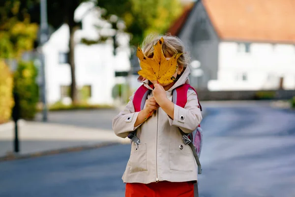 Nettes Kleines Mädchen Ihrem Ersten Schultag Gesundes Glückliches Kind Auf — Stockfoto