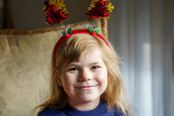 Портрет Маленької Дошкільної Дівчинки Головою Ялинці Щаслива Усміхнена Дитина — стокове фото
