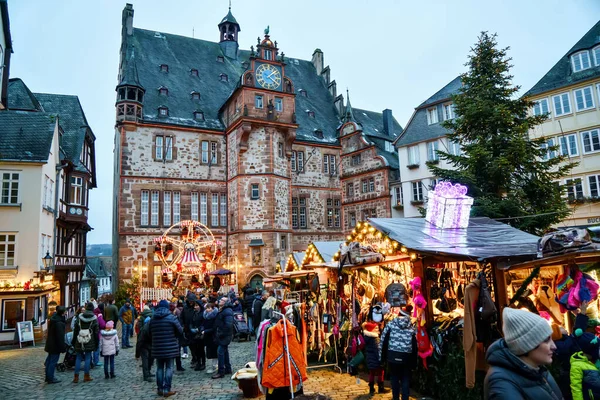 德国Marburg 2022年12月4日 有圣诞装饰的老市场 有商店 餐馆和圣诞市场游客的老房子 传统的圣诞市场 — 图库照片