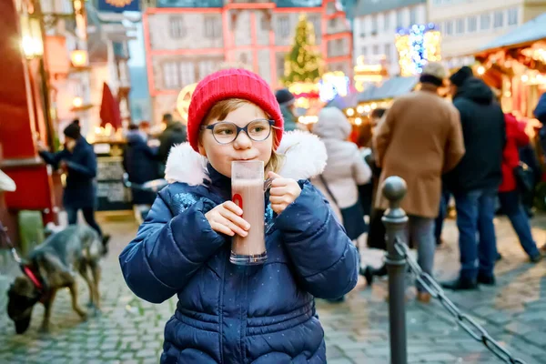 Kleine Süße Vorschulmädchen Trinken Auf Dem Deutschen Weihnachtsmarkt Heißen Kinderpunsch — Stockfoto