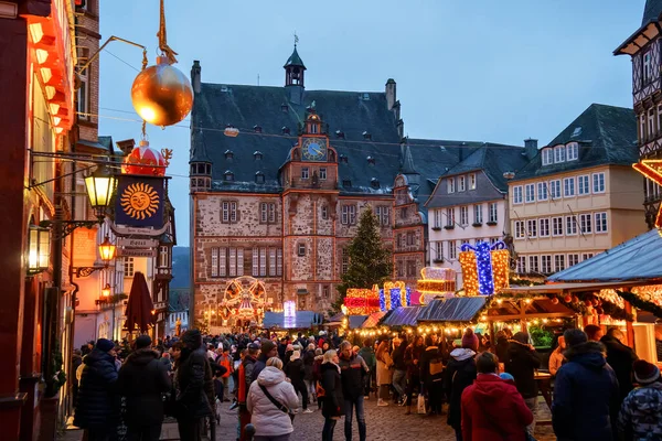 德国Marburg 2022年12月4日 有圣诞装饰的老市场 有商店 餐馆和圣诞市场游客的老房子 传统的圣诞市场 — 图库照片