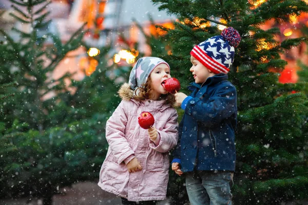 Dvě Malé Usměvavé Děti Chlapec Dívka Jedí Německém Vánočním Trhu — Stock fotografie