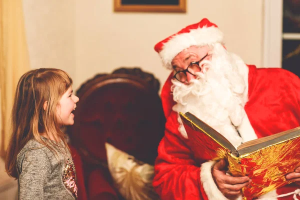 Kleine Peuter Meisje Praten Met Kerstman Genaamd Nikolaus Weihnachtsmann Het — Stockfoto