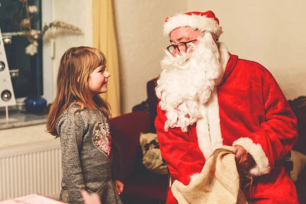 Menina Pequena Falando Com Papai Noel Chamado Nikolaus Weihnachtsmann Alemão — Fotografia de Stock
