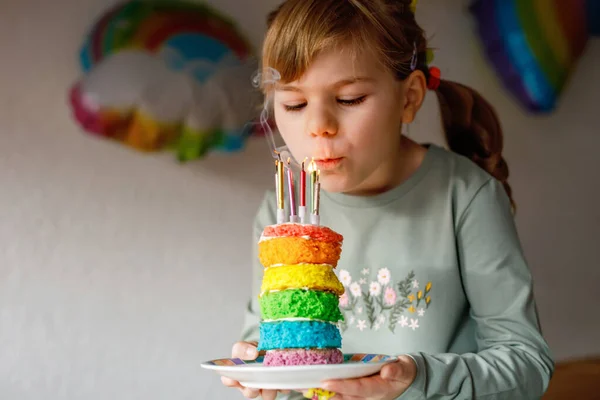 快乐的学龄前小女孩庆祝生日 可爱的微笑的孩子与自制的彩虹蛋糕 快乐健康的幼儿吹着蛋糕上的六支蜡烛 — 图库照片