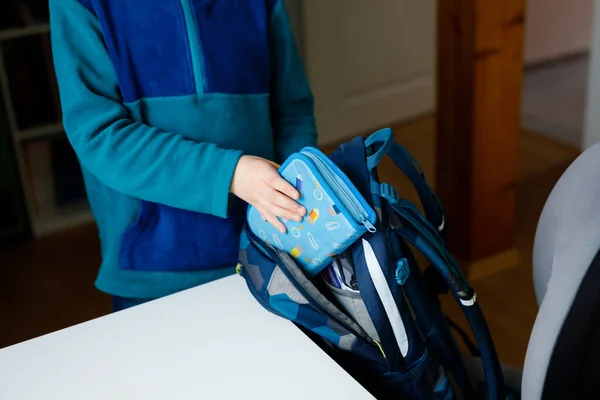 Okul Çocuğu Sabah Okul Için Hazırlanıyor Çantayı Kitaplar Kalemler Dosyalar — Stok fotoğraf