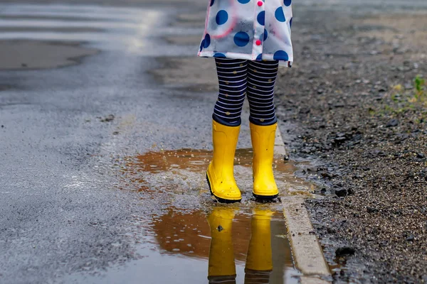 Liten Jente Med Gule Regnstøvler Som Løper Går Slummen Regnfull – stockfoto