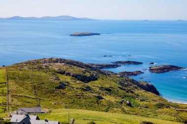 Kerry, İrlanda güzel Ring plaj, tepeler ve Atlantik Okyanusu Manzara. Birçok turist için seyahat hedef.
