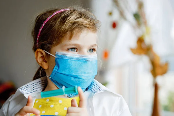 Little Girl Makes Injection Cute Child Medical Mask Playing Doctor — Stock Photo, Image