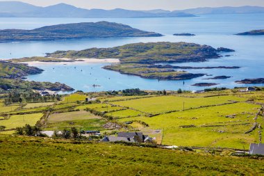 Kerry, İrlanda güzel Ring plaj, tepeler ve Atlantik Okyanusu Manzara. Birçok turist için seyahat hedef.