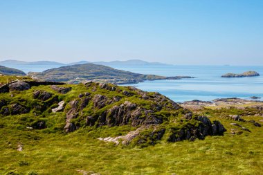 Kerry, İrlanda güzel Ring plaj, tepeler ve Atlantik Okyanusu Manzara. Birçok turist için seyahat hedef.