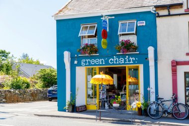 Eyeries, İrlanda - 14 Temmuz 2019: Eyeries'de renkli evler, Ring of Kerry'deki küçük kasaba, İrlanda'nın ünlü Atlantik yolu