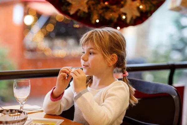 Niña Preescolar Sentada Restaurante Cerca Ventana Decorada Para Navidad Niña — Foto de Stock