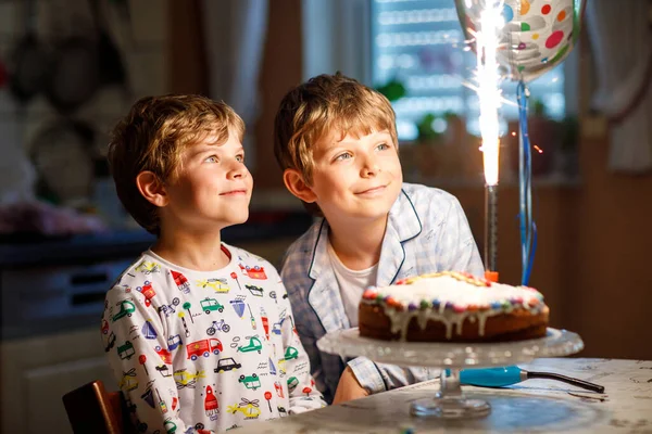 Zwei Schöne Kinder Kleine Vorschulkinder Die Geburtstag Feiern Und Kerzen — Stockfoto