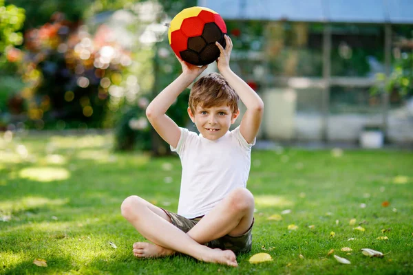 Ευτυχισμένος Δραστήρια Παιδί Αγόρι Παίζει Ποδόσφαιρο Την Μπάλα Στην Γερμανική — Φωτογραφία Αρχείου