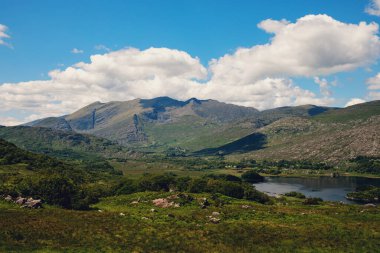 İrlanda 'daki Killarney Ulusal Parkı' nın manzarası. Ünlü Bayan Manzarası, Kerry Halkası, İrlanda 'nın en iyi panoramalarından biri.
