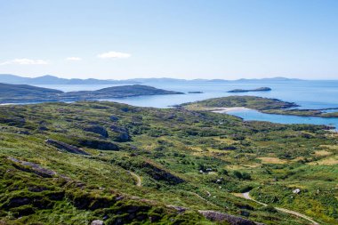 Kerry, İrlanda güzel Ring plaj, tepeler ve Atlantik Okyanusu Manzara. Birçok turist için seyahat hedef.