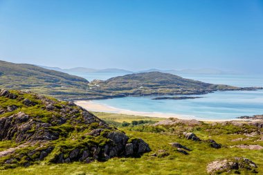 Kerry, İrlanda güzel Ring plaj, tepeler ve Atlantik Okyanusu Manzara. Birçok turist için seyahat hedef.