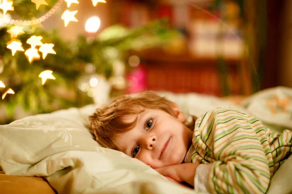 Mały Słodki Blondyn Śpiący Pod Choinką Marzący Mikołaju Domu Domu — Zdjęcie stockowe