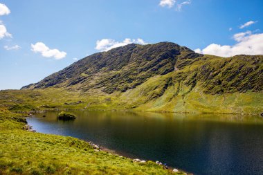 İrlanda 'daki Killarney Ulusal Parkı' nın manzarası. Ünlü Bayan Manzarası, Kerry Halkası, İrlanda 'nın en iyi panoramalarından biri.