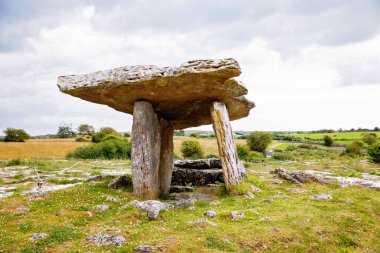 Poulnabrone Dolmen İrlanda, İngiltere. Burren, Ilçe Clare. Muhteşem manzara ile Neolitik Dönem. Burren Milli Parkı'ndaki karst kireçtaşı anakayası. Kaba İrlanda doğası