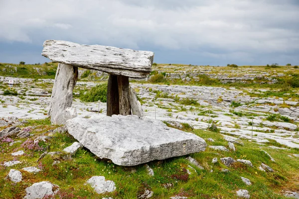 Poulnabrone Dolmen Ireland Burren County Clare Period Neolithic Spectacular Landscape — Stock Photo, Image